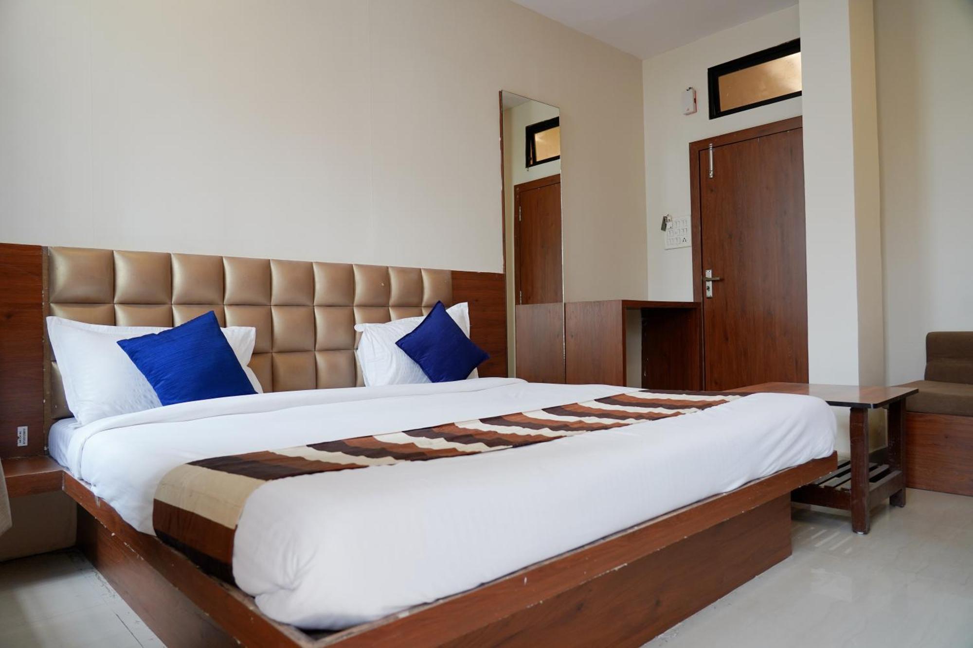 Hotel Suryodaya Udždžain Exteriér fotografie