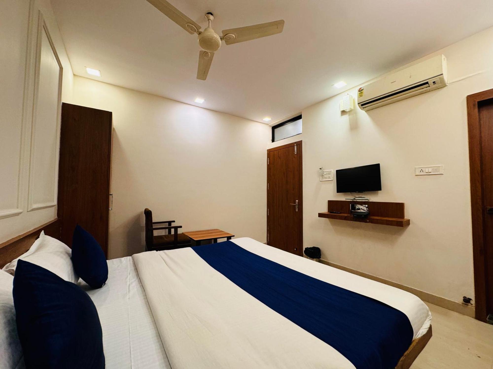 Hotel Suryodaya Udždžain Pokoj fotografie