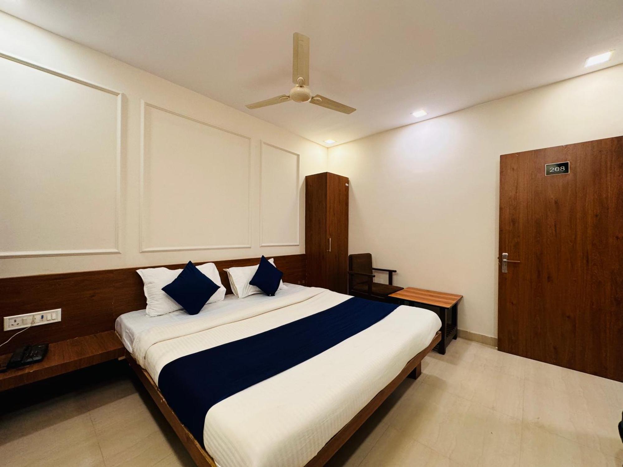 Hotel Suryodaya Udždžain Pokoj fotografie